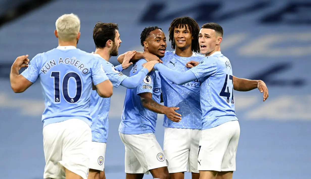 Para pemain Manchester City merayakan gol yang dicetak oleh Raheem Sterling ke gawang Arsenal pada laga Liga Inggris di Stadion Etihad, Minggu (18/10/2020). City menang dengan skor 1-0. (Michael Regan/Pool via AP)