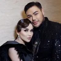 Ayu Ting Ting kenakan busana serba hitam yang serasi dengan Ivan Gunawan, credit: @ayutingting92