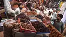 Muslim Pakistan membeli kurma menjelang bulan puasa di sebuah pasar di Karachi, Pakistan, Rabu (16/5). Warga berbelanja untuk berbagai persiapan Puasa Ramadan yang dimulai pada Kamis (17/5). (AFP/AAMIR QURESHI)