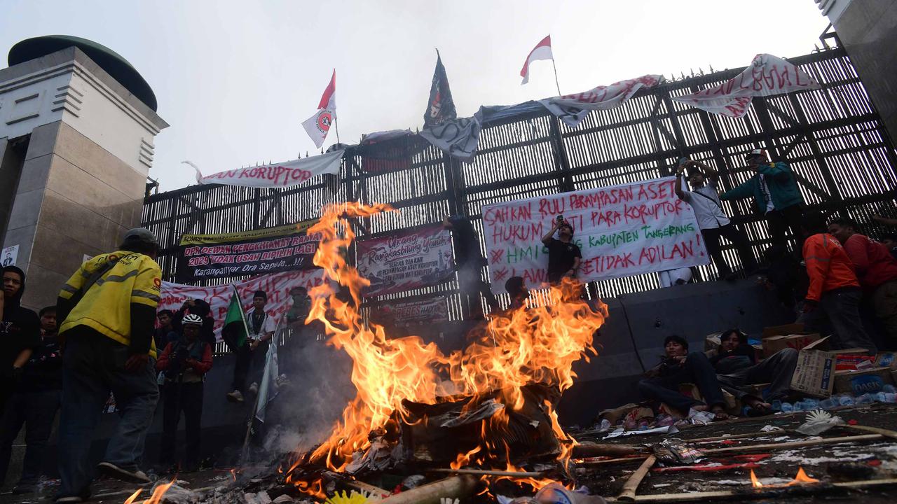 Water Cannon Bubarkan Massa di Gerbang DPR