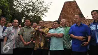 Sejumlah politisi memberikan keterangan pers usai rapat konsolidasi di kediaman SBY di Cikeas, Jawa Barat, Kamis (22/9). Koalisi Poros Cikeas akan mengusung satu pasangan calon pada Pilgub DKI 2017 mendatang. (Liputan6.com/Gempur M Surya)