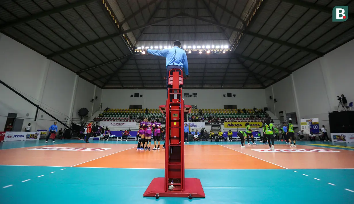 Pemain Jakarta Pertamina Fastron (kiri) melakukan selebrasi usai mencetak angka saat laga lanjutan PLN Mobile Proliga 2022 melawan Jakarta Mandiri Popsivo Polwan di GOR Kawah Candradimuka, Padepokan Voli Jenderal Polisi Kunarto, Bogor, Jumat (14/01/2022). (Bola.com/Bagaskara Lazuardi)