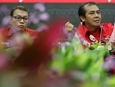 Ketua DPP PDIP Bidang Pemuda dan Olahraga Sukur H Nababan (kanan) bersama Ketua Panitia Try Out Nasional DPP PDIP Ikravany Hilman memberikan keterangan pers di DPP PDIP, Jakarta Kamis (26/4). (Liputan6.com/JohanTallo)