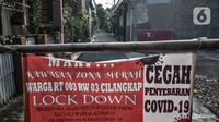 Suasana permukiman warga RT 003 RW 003, Kelurahan Cilangkap, Kecamatan Cipayung saat mikro lockdown, Jakarta, Selasa (25/5/2021). Jumlah warga yang tepapar Covid-19 di wilayah ini bertambah menjadi 104 orang akibat klaster silaturahmi saat Lebaran kemarin. (merdeka.com/Iqbal S Nugroho)