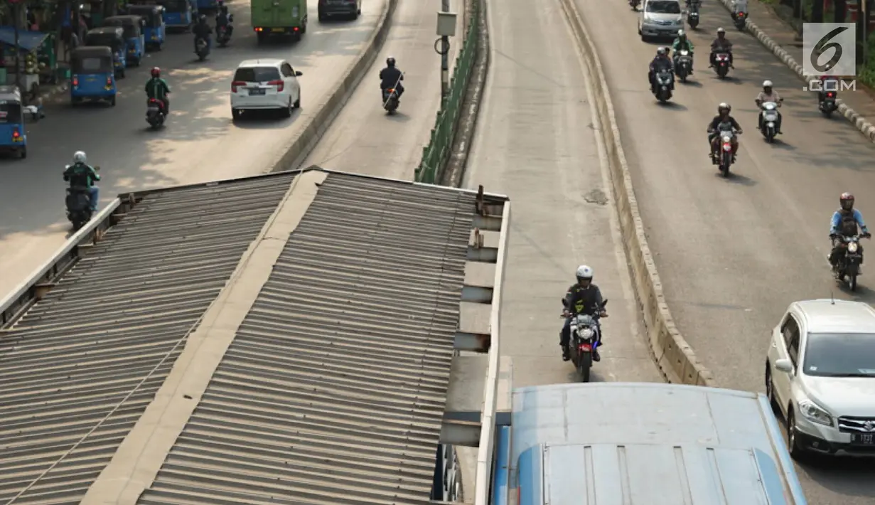 Kendaraan masuk jalur Transjakarta di kawasan Pasar Rumput, Jakarta, Jumat (15/9/2019). Tilang elektronik ditargetkan mulai diterapkan pada 12 koridor transjakarta yang bertujuan untuk kelancaran dan ketertiban laju bus transjakarta serta lalu lintas secara umum. (Liputan6.com/Immanuel Antonius)