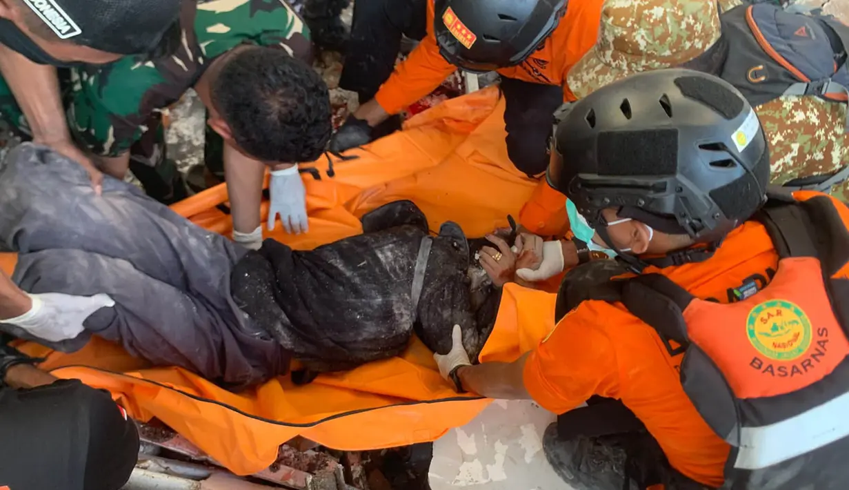 Anggota Tim SAR campuran mengevakuasi korban terdampak gempa bumi berkekuatan magnitudo 7,7 di Maumere, Nusa Tenggara Timur, Sabtu, 15 Agustus 2026. (Basarnas)