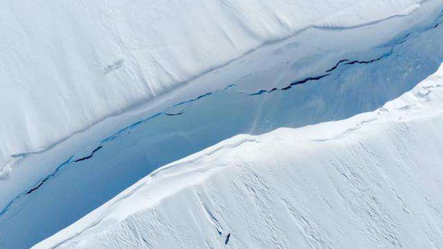 Pemandangan dari langit retakan di Beting Es Brunt di Antartika ditampilkan pada 2020. (British Antarctic Survey)