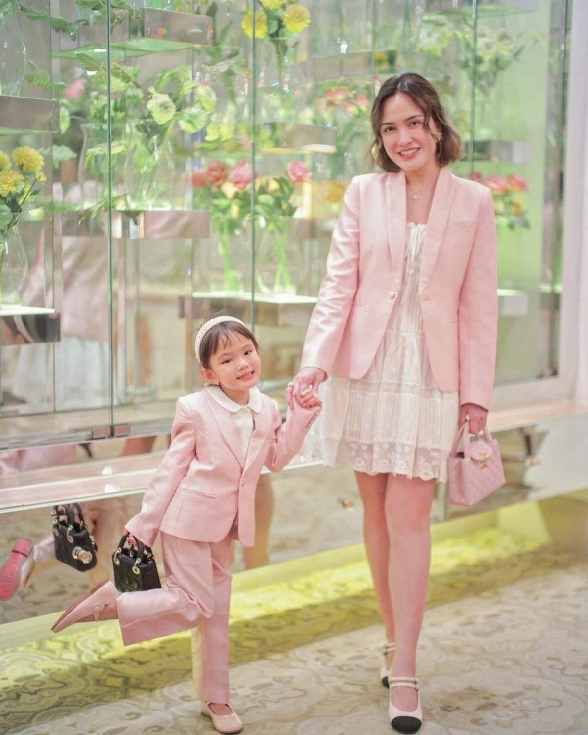 7 Potret Shandy Aulia Photoshoot Bareng Anak, Kompak Pakai Baju Pink dan Berpose Centil