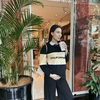 Aaliyah Massaid tampil begitu casual dengan polo lengan panjang dipadukan dengan celana kulot. Sebuah OOTD yang tampak begitu nyaman dikenakan. [Foto: Instagram/ Aaliyah Massaid]