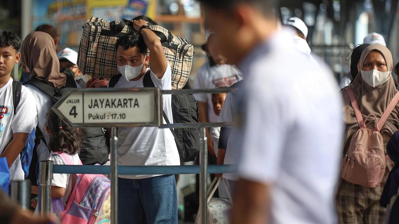 FOTO: Pemudik Mulai Padati Stasiun Pasar Senen Jelang Puncak Arus Mudik