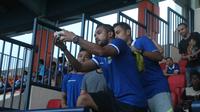 Pemain Persib Bandung, Zulham Zamrun selfie bareng beberapa rekan setimnya di Stadion Si Jalak Harupat, Soreang, Kabupaten Bandung, Sabtu (28/5/2016). (Bola.com/Gerry Anugrah Putra)
