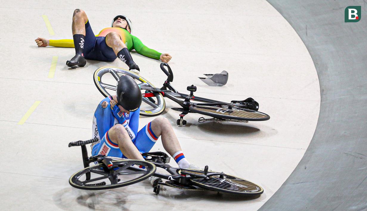 Pebalap Sepeda Republik Ceko, Kohoutkova Katerina (Bawah) dan pebalap sepeda Lithuania, Baleisyte Olivija terjatuh setelah bersenggolan pada nomor elimination race putri UCI Track Nation Cup 2023 di Jakarta International Velodrome, Rawamangun, Jakarta, Jumat (24/2/2023). (Bola.com/Bagaskara Lazuardi)