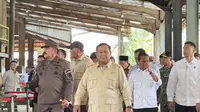 Presiden Prabowo Subianto saat berada di kawasan smelter PT. Tinindo Internusa, Kecamatan Bukitintan, Kota Pangkal Pinang, Senin (6/10/2025). (Liputan6.com/Lizsa Egeham)