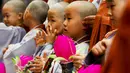 Sejumlah anak mengikuti upacara pemberkatan Biksu di kuil Jogye, Seoul, Senin (11/5/2015). Sepuluh orang anak diberikan kesempatan untuk mengalami kehidupan sebagai biksu selama dua minggu. (REUTERS/Thomas Peter)