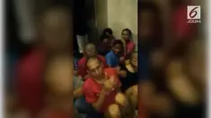 Lapas Nyomplong Sukabumi kecolongan karena aksi penganiayaan yang terjadi sesama tahanan. Pihak lapan menyayangkan peristiwa bisa terjadi dan masuknya telepon genggam dalam penjara.