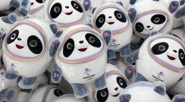 Boneka mainan maskot Olimpiade Musim Dingin Beijing 2022 Bing Dwen Dwen terlihat di sebuah pabrik di Nantong di provinsi Jiangsu Timur, China (8/2/2022). (AFP Photo/STR)