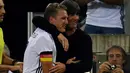 Bastian Schweinsteiger memeluk pelatih Jerman, Joachim Loew usai laga Jerman melawan Finlandia di Monchengladbach, Jerman (1/9/2016) dini hari WIB. Jerman menang 2-0. (AFP/Patrik Stollarz)