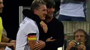 Bastian Schweinsteiger memeluk pelatih Jerman, Joachim Loew usai laga Jerman melawan Finlandia di Monchengladbach, Jerman (1/9/2016) dini hari WIB. Jerman menang 2-0. (AFP/Patrik Stollarz)