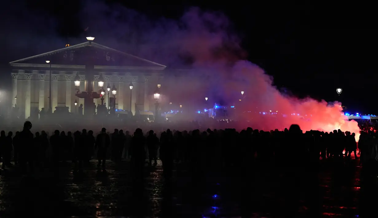 Polisi antihuru-hara bentrok dengan demonstran yang menentang rencana pemerintah untuk menaikkan usia pensiun di Prancis. (AP Photo/Lewis Joly)