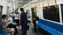 Sejumlah penumpang mengikuti uji coba publik Mass Rapid Transit (MRT) di Jakarta, Selasa (12/3). MRT Jakarta mulai beroperasi secara gratis pada hari ini. (merdeka.com/Imam Buhori)