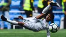 Aksi anak Cristiano Ronaldo, Cristiano Ronaldo Jr saat melakukan tendangan salto usai pertandingan antara Real Madrid dan Atletico Madrid di stadion Santiago Bernabeu, Madrid (8/4). (AFP Photo/Gabriel Bouys)