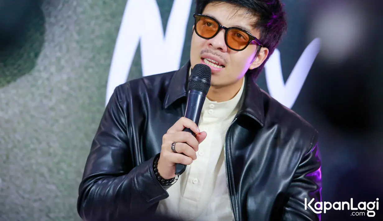 "Humaira ini lahirnya merah banget. Beda Ameena agak biru. Tapi Azura merah, kata dokter nggak-nggak nanti bakal putih. Dari merah ini kan aku jadi ingat panggilan Nabi ke istrinya Khuamirah, yang artinya kemerah-merahan," paparnya. [Foto: KapanLagi.com/Muhammad Akrom Sukarya]