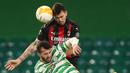 Bek AC Milan, Alessio Romagnoli, Berebut bola dengan penyerang Celtic, Albian Ajeti, pada laga Grup H Liga Europa 2020/2021 di Celtic Park Stadion, Jumat (23/10/2020). AC Milan menang 3-1 atas Celtic. (AFP/Russell Cheyne/pool)