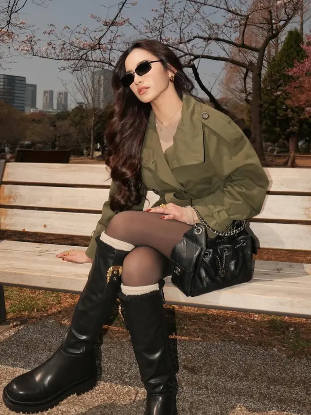 Mahalini ke Jepang pakai boots hitam. [@mahaliniraharja]