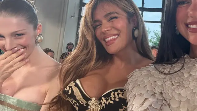 Hunter Schafer di Paris Haute Couture Week 2026. [@dualipa]