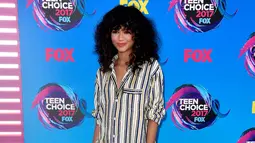 Aktris Zendaya menghadiri perhelatan Teen Choice Awards 2017 di Los Angeles, California, Minggu (13/8). Bintang 'Spiderman: Homecoming' itu tampil mengenakan piama berpayet dengan motif garis. (Frazer Harrison/Getty Images/AF)