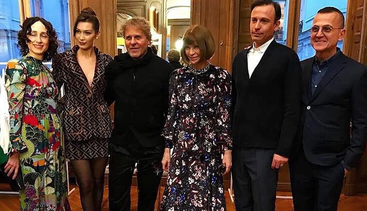 Melihat dari foto di Instagramnya, kali ini Bella sepertinya memang tengah hadir di sebuah acara formal. Ia memakai dress dengan rok mini y ang bermotif sama. Meski tampak formal, namun Bella tetap terlihat seksi.(Instagram/bellahadid)