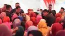 Presiden Joko Widodo atau Jokowi menyalami Keluarga Penerima Manfaat (KPM) saat menyalurkan bansos Program Keluarga Harapan (PKH) dan Bantuan Pangan Non Tunai (BPNT) kepada seribu warga Depok, Jabar, Selasa (12/2). (Liputan6.com/Herman Zakharia)