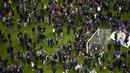 Suporter sepak bola berkumpul di lapangan menunggu izin keamanan untuk meninggalkan Stade de France di Saint-Denis, Paris, (13/11). Saksi mengatakan tiga ledakan terdengar di luar sebuah bar di dekat stadion Stade de France. (PHOTO/FRANCK FIFE)