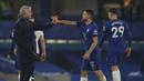 Pelatih Tottenham Hotspur, Jose Mourinho menyalami gelandang Chelsea, Mateo Kovacic usai laga lanjutan Liga Inggris 2020/21 di Stamford Bridge, Minggu (29/11/2020) waktu setempat. Tottenham bermain imbang 1-1 dengan Chelsea. (AFP/Matthew Childs/Pool)