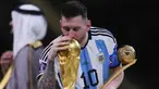 Keberhasilan Timnas Argentina menjuarai Piala Dunia 2022 tak bisa dilepaskan dari kebintangan seorang Lionel Messi. La Pulga sukses menyumbang 7 gol dan 3 assist dalam perjalanan Argentina untuk jadi yang terbaik di Qatar. Hebatnya, ketujuh gol Messi terbagi rata pada semua fase di Piala Dunia 2022, mulai fase grup, 16 besar, perempatfinal, semifinal hingga final. Raihan tersebut menahbiskannya menjadi pemain pertama yang mampu melakukan hal tersebut. Mau tahu sebaran ketujuh gol tersebut? Simak uraiannya berikut ini. (AP Photo/Manu Fernandez)