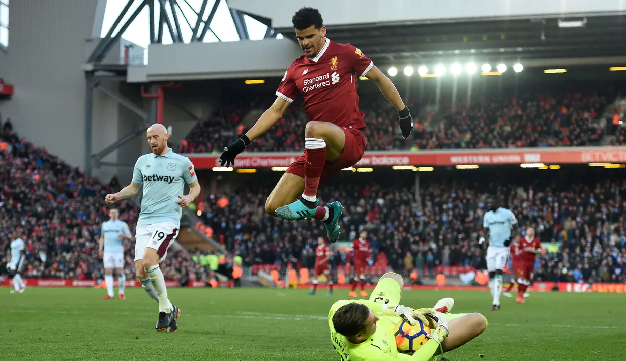 Dominic Solanke gagal menunjukkan performa terbaiknya usai diboyong Liverpool dari Chelsea pada 2017. Padahal, ia sempat digadang-gadang akan menjadi pemian top saat di level Junior. Solanke tercatat hanya mencetak 1 gol dari 21 penampilannya di Liga Inggris. Hal tersebut membuat The Reds akhirnya menjualnya ke AFC Bournemouth. Namun, performa sang pemain malah menanjak kembali. Ia bahkan mampu membawa Bournemouth promosi pada musim 2021/2022. (AFP/Oli Scarff)
