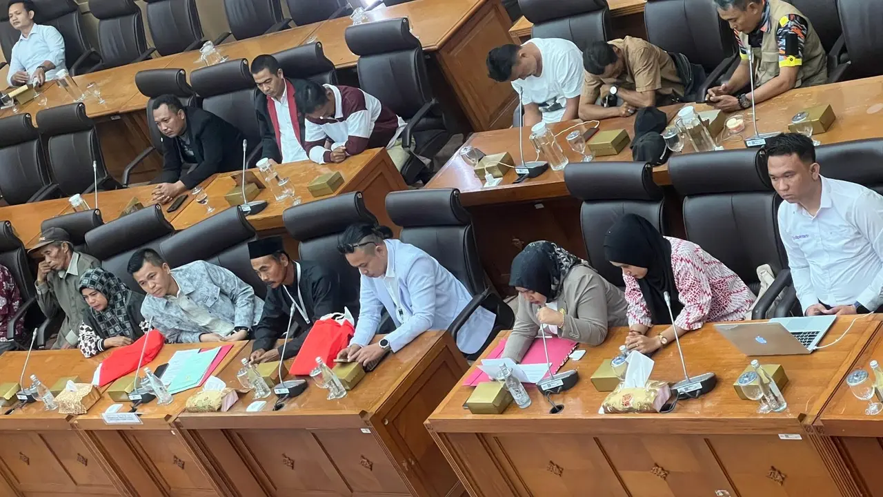 Pimpinan Komisi XII DPR RI mendengar aduan belasan warga masyarakat terkait permasalahan tanah yang diduga terjadi penyerobotan oleh sebuah perusahaan (Istimewa)