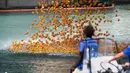 Ribuan bebek karet dilemparkan ke sungai Chicago untuk acara penggalangan dana tahunan Derby Ducky di pusat kota Chicago, Kamis (9/8). Semua dana yang terkumpul akan digunakan untuk Special Olympics Illinois. (Colin Boyle/Chicago Sun-Times via AP)