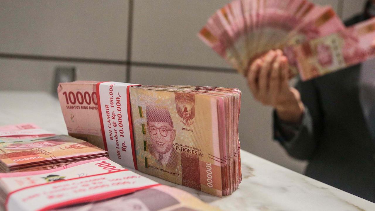 Kurs Rupiah Anjlok Nyaris Sentuh Rp16.000 Per USD, Kelas Menengah Perlu Ambil Langkah Begini