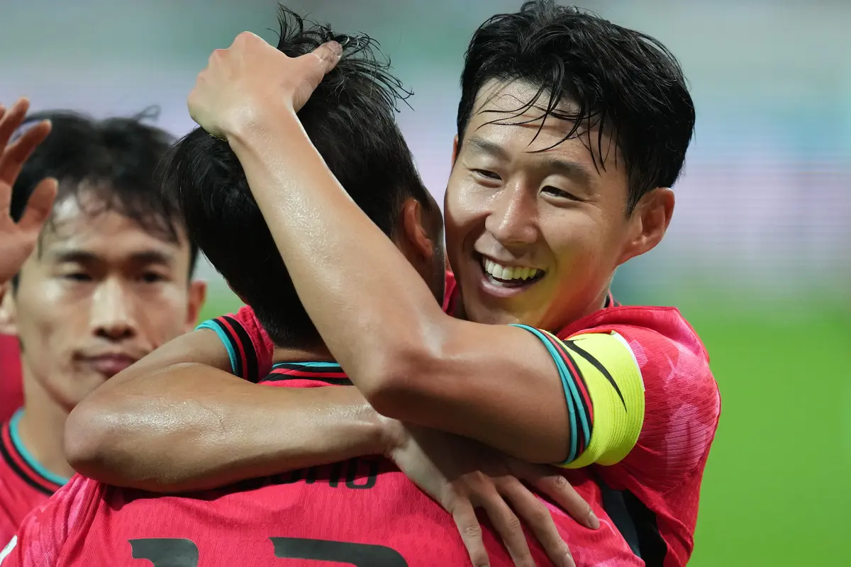 Selebrasi pemain Korea Selatan, Eom Ji-sung dan Son Heung-min