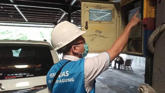 Petugas PLN tengah mengganti kWh meter pelanggan. Dok PLN