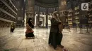 Umat muslim tiba untuk melaksanakan salat tarawih di Masjid Istiqlal, Jakarta, Senin (12/4/2021). Pemerintah menetapkan awal puasa atau 1 Ramadan 1442 H jatuh pada 13 April 2021 berdasarkan keputusan bulat dari berbagai ormas Islam hingga ahli astronomi dalam Sidang Isbat. (Liputan6.com/Johan Tallo)