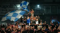 Para suporter Napoli merayakan kemenangan atas Juventus pada final Coppa Italia di pusat Kota Napoli, Italia, Rabu (17/6/2020). Napoli menjadi juara Coppa Italia 2019-2020 setelah mengalahkan Juventus lewat drama adu penalti. (Carlo Hermann/AFP)