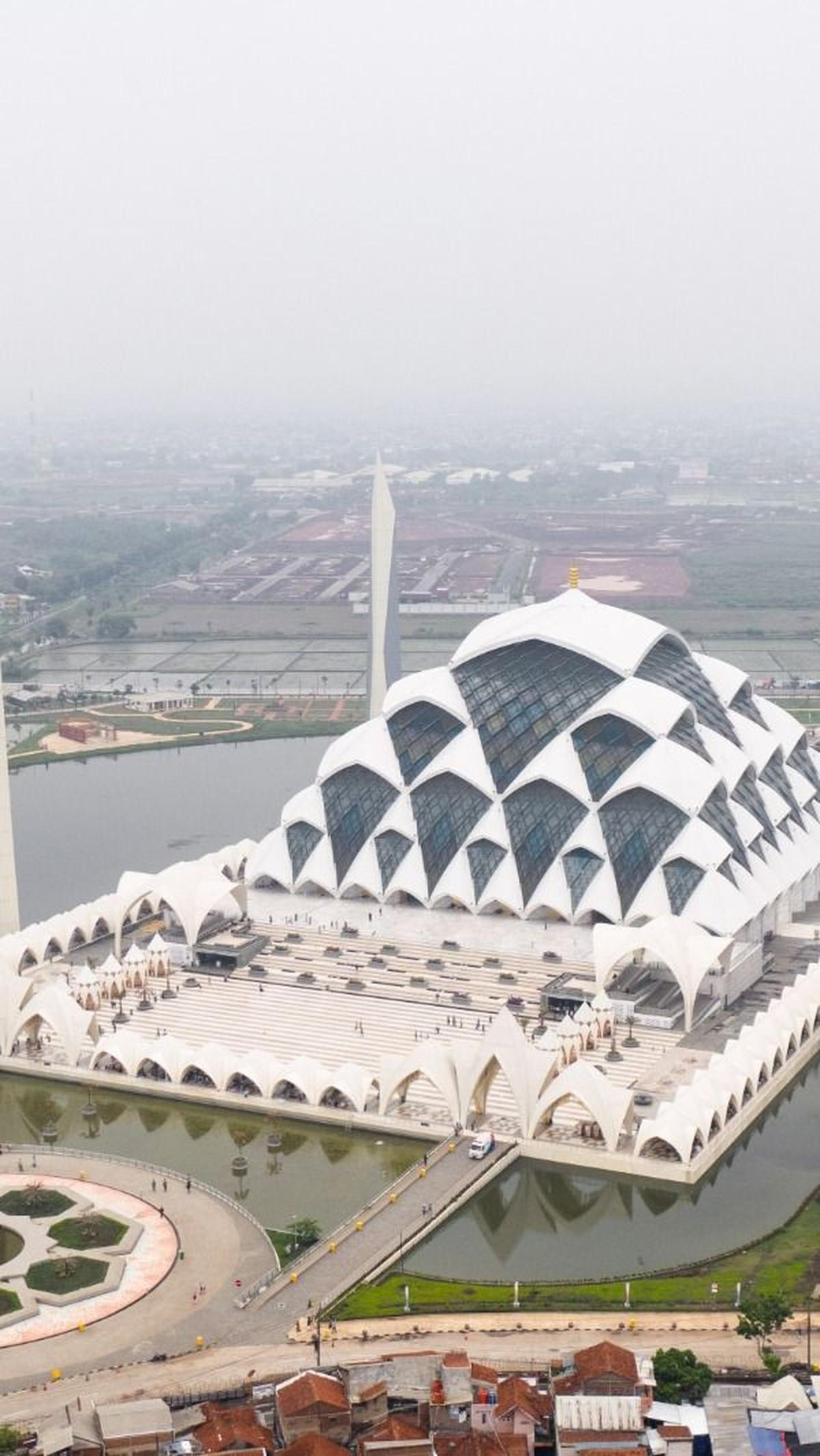 4. Masjid Al Jabar, Bandung