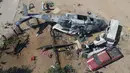 Foto dari atas menunjukkan kondisi helikopter milter UH-60 Black Hawk yang jatuh di Santiago Jamiltepec, negara bagian Oaxaca, Meksiko, Sabtu (17/2). Helikopter militer itu terguling ke samping, dikelilingi sejumlah kendaraan. (MARIO VAZQUEZ/AFP)