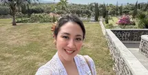 Momen ini bukan sekadar menghadirkan keindahan budaya, tapi juga memperlihatkan bagaimana kecintaan Sherina terhadap tradisi dapat diwujudkan lewat gaya personal yang begitu memikat. [@sherinamunaf].
