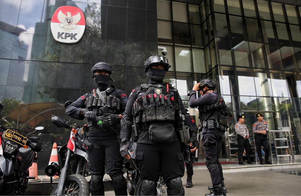 Gedung KPK Dijaga Ketat Polisi Bersenjata Saat Hasto Kristiyanto Diperiksa