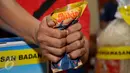 Petugas ketika meremas bungkus makanan ringan bihun kekinian (Bikini) saat konferensi pers di Aula BPOM, Jakarta, Senin (8/8). Snack Bikini itu diproduksi untuk diperdagangkan secara online semenjak Maret 2016 lalu. (Liputan6.com/Gempur M Surya)