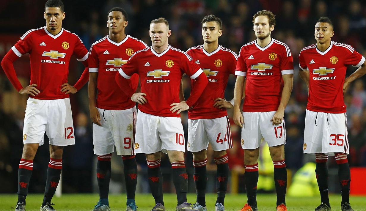 Para pemain Manchester United tampak lesu usai kalah dari Middlesbrough melalui adu penalti pada laga Piala Liga Inggris di Stadion Old Trafford, Inggris, Rabu (28/10/2015). (Reuters/Darren Staples)