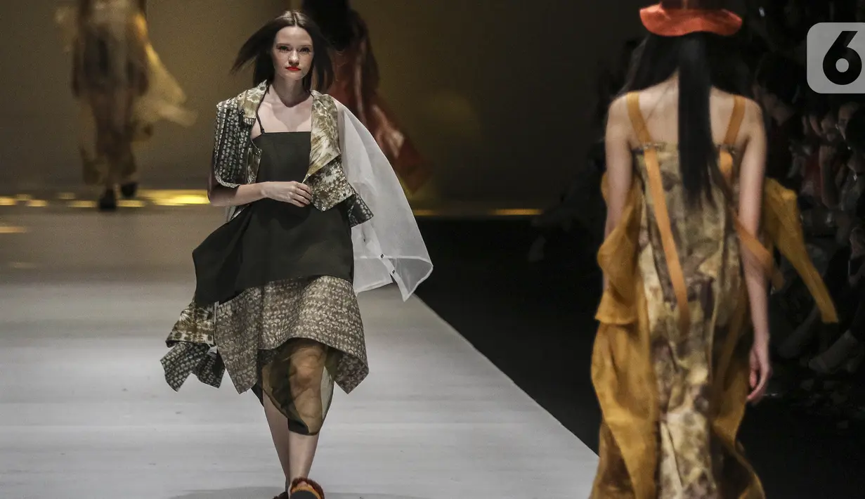 Model berjalan di catwalk Jakarta Fashion Week 2020 di Jakarta, Kamis (22/10/2019). Pekan mode terbesar se-Asia tenggara ini merupakan Gelaran tahunan ke-12 dan menampilkan lebih dari 270 label dan desainer baik dari dalam negeri dan luar negeri. (Liputan6.com/Johan Tallo)